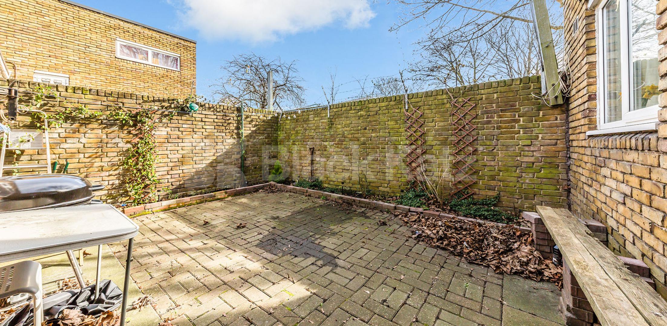 Four double bedrooms large lounge modern kitchen - mins to tube & shops. Williamson Street, Holloway